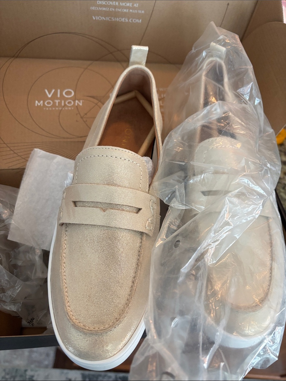 Vionic Women’s Uptiwn Loafer in gold leather